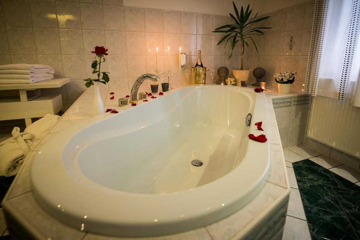 Romantik Hotel Zum Lindengarten 쿠로르트존스도르프 외부 사진